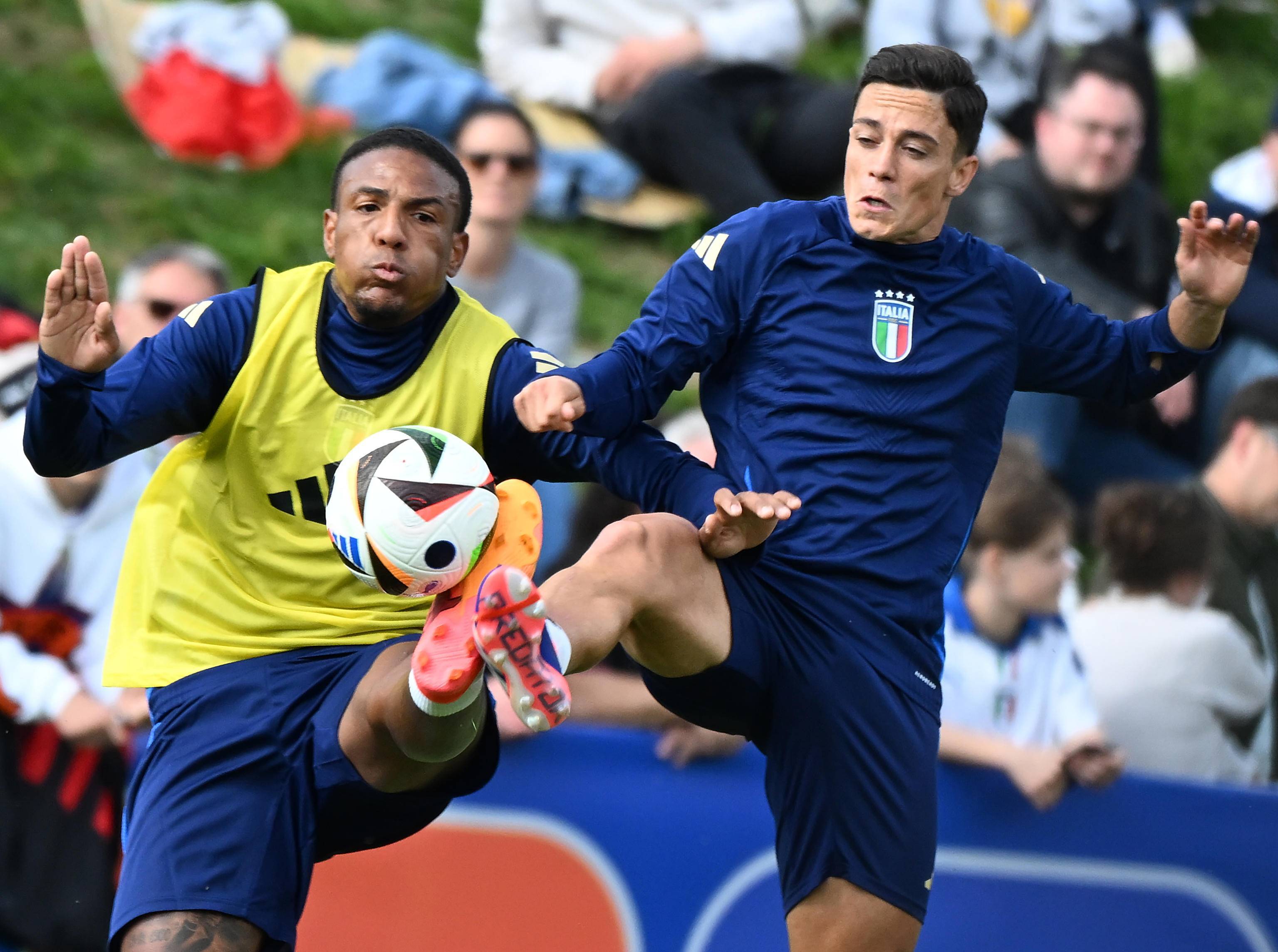 包含希腊备战意大利，欧预赛比赛备受期待的词条