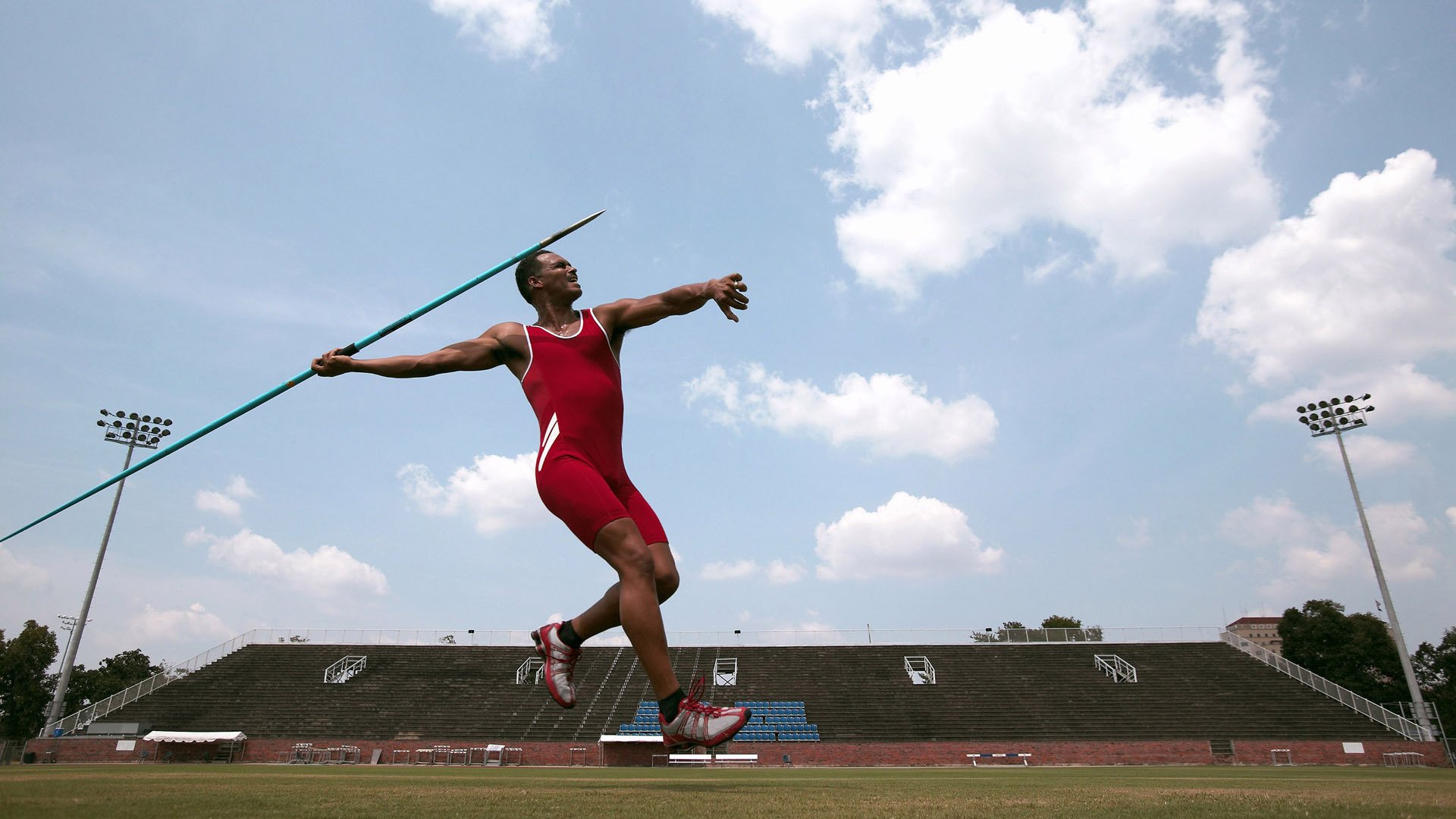 开云体育平台APP-跨界奇迹，从绿茵绝境到赛道狂飙，克罗地亚翻盘与楚阿梅尼的接管哲学